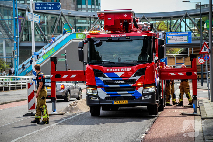 Kat valt uit raam en wordt gered