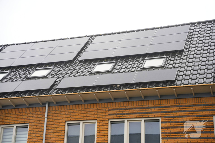 Kat vast onder zonnepanelen, brandweer in actie