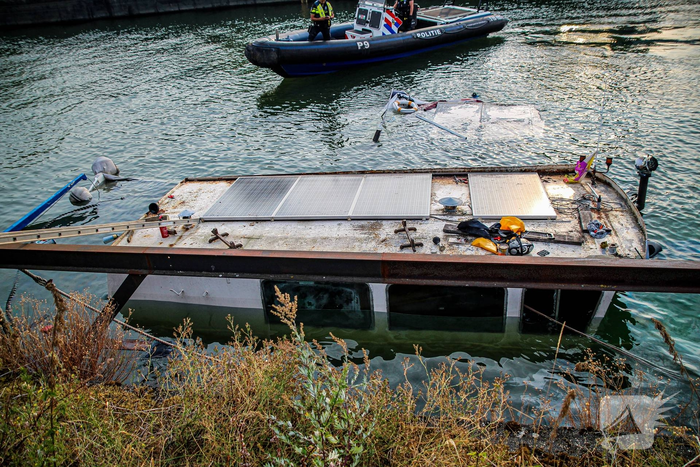 Grote boot zinkt in haven