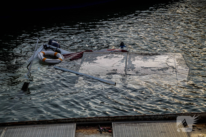 Grote boot zinkt in haven