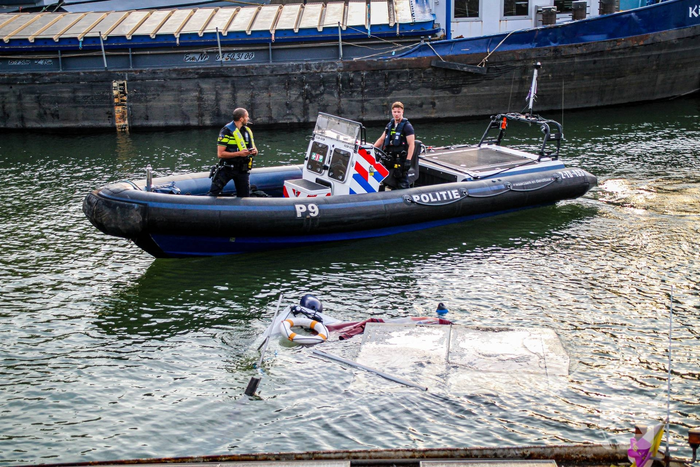 Grote boot zinkt in haven