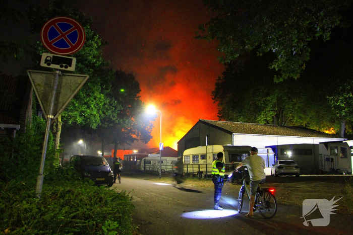 Grote brand in bijgebouw vraagt om snelle brandweeractie