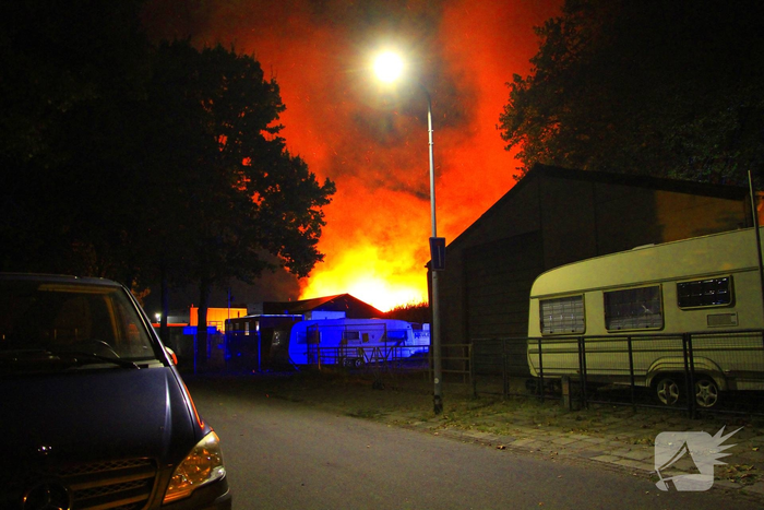 Grote brand in bijgebouw vraagt om snelle brandweeractie