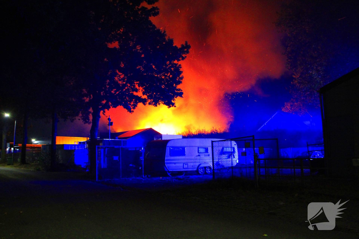 Grote brand in bijgebouw vraagt om snelle brandweeractie