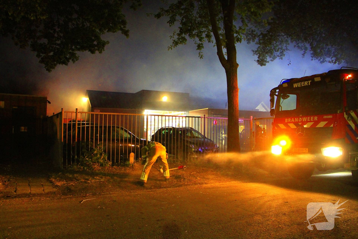 Grote brand in bijgebouw vraagt om snelle brandweeractie