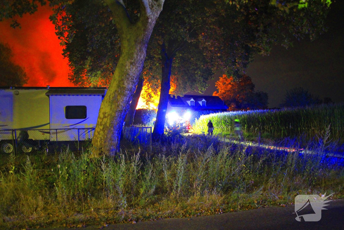 Grote brand in bijgebouw vraagt om snelle brandweeractie