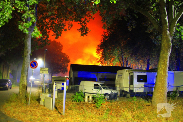 Grote brand in bijgebouw vraagt om snelle brandweeractie