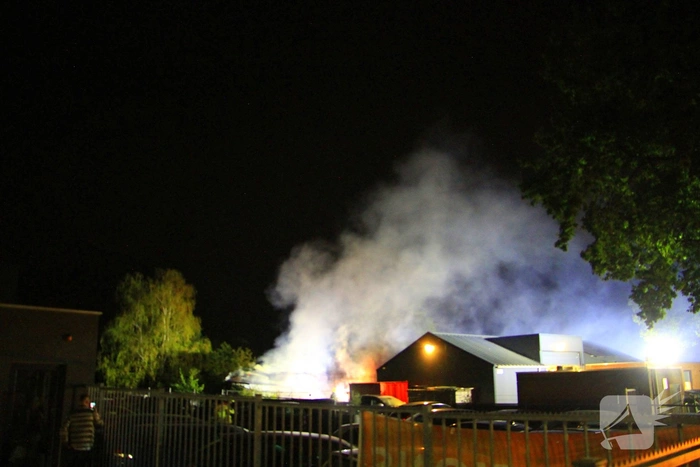 Grote brand in bijgebouw vraagt om snelle brandweeractie