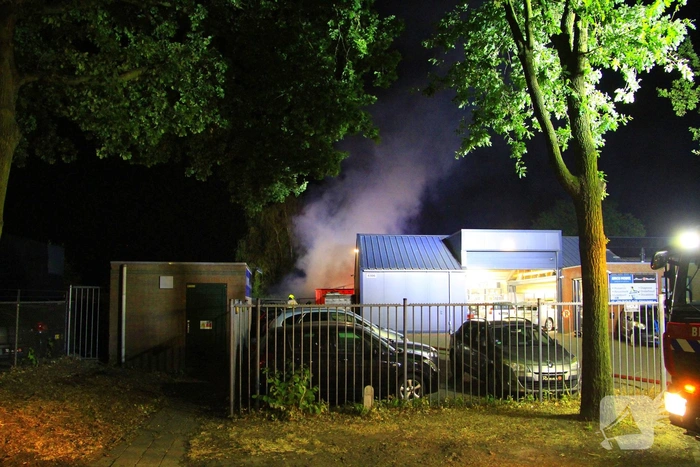 Grote brand in bijgebouw vraagt om snelle brandweeractie