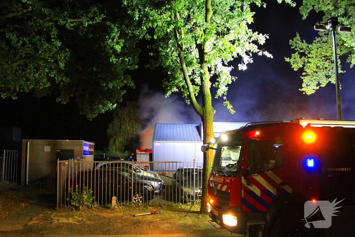 Grote brand in bijgebouw vraagt om snelle brandweeractie