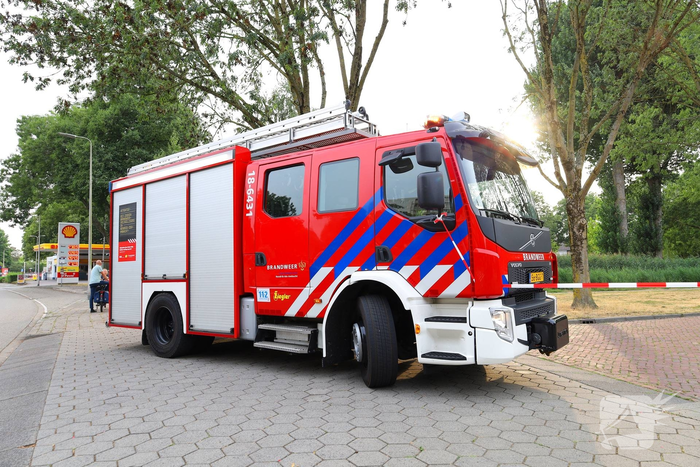 Brandweer zaagt boom omver na blikseminslag