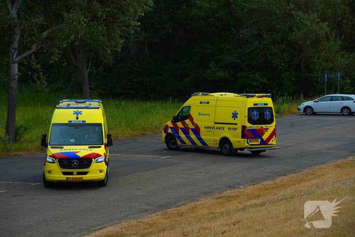 Persoon komt met been onder auto