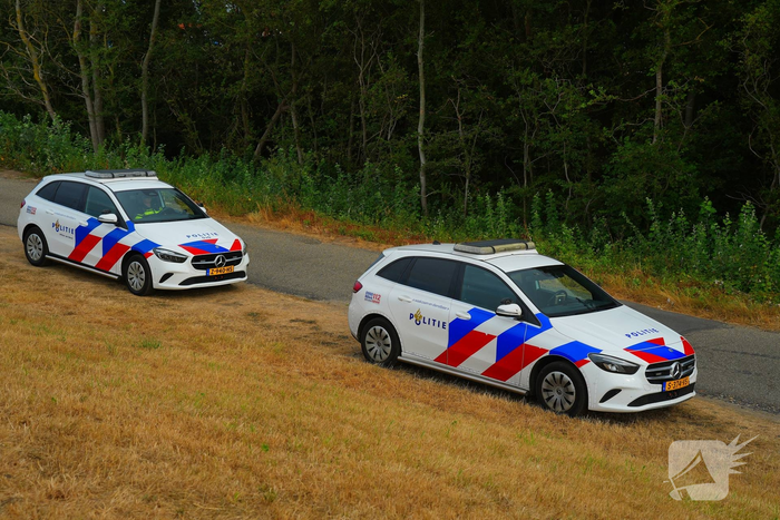 Persoon komt met been onder auto