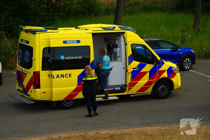 Persoon komt met been onder auto
