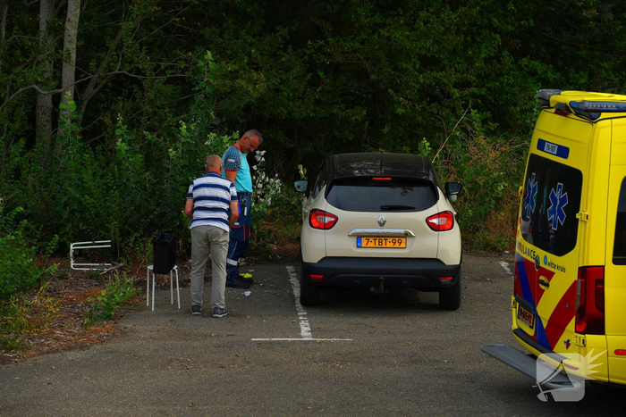 Persoon komt met been onder auto