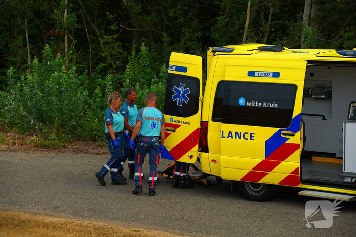 Persoon komt met been onder auto