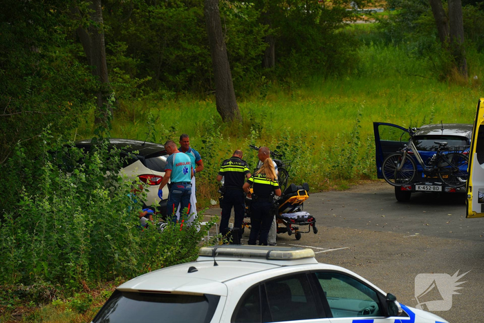 Persoon komt met been onder auto
