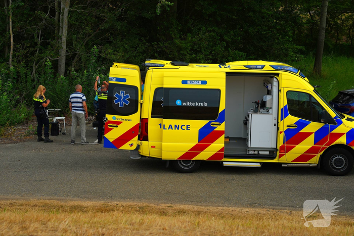Persoon komt met been onder auto