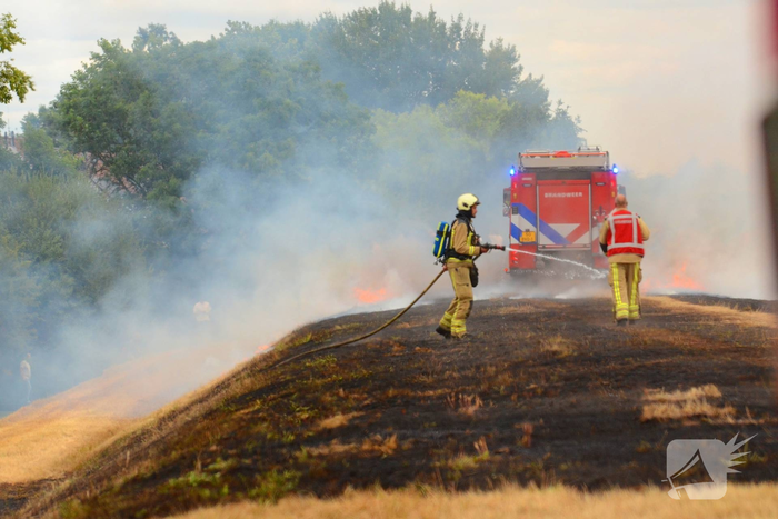 Flink stuk berm in brand