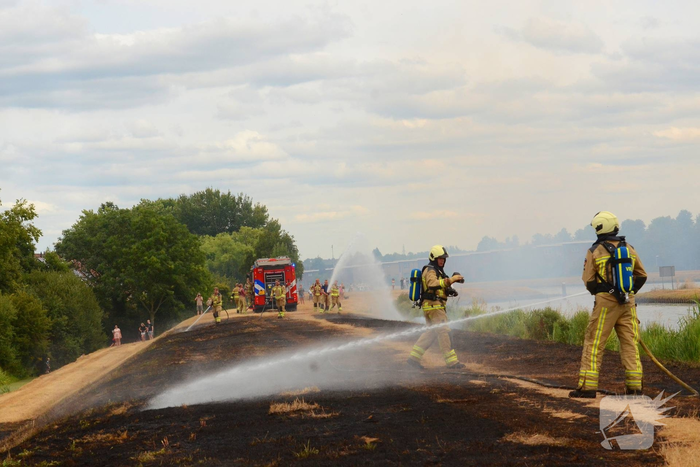 Flink stuk berm in brand