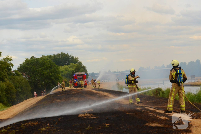 Flink stuk berm in brand