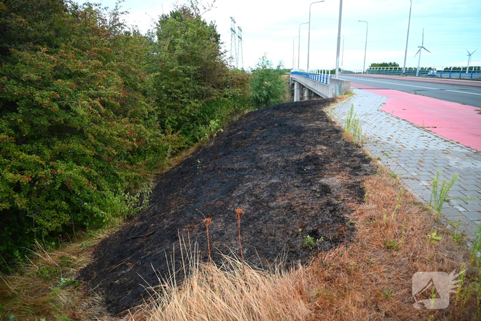 Spoed inzet voor brandend talud