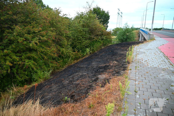 Spoed inzet voor brandend talud