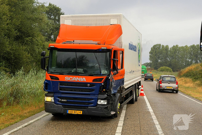 Brandweer bevrijdt chauffeur uit cabine