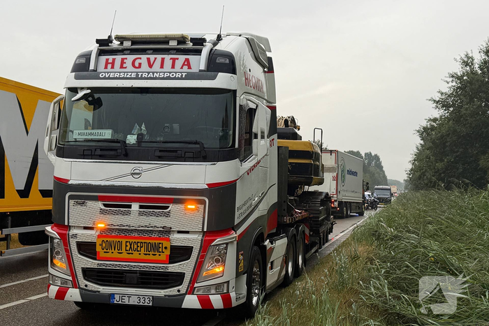 Brandweer bevrijdt chauffeur uit cabine