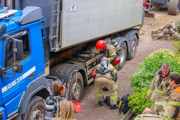 Brand in vrachtwagen blust gevaar voor omliggende woningen