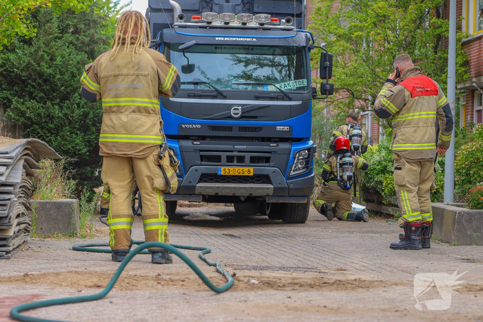 Brand in vrachtwagen blust gevaar voor omliggende woningen