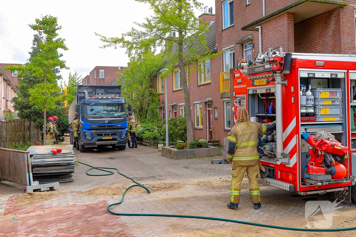 Brand in vrachtwagen blust gevaar voor omliggende woningen