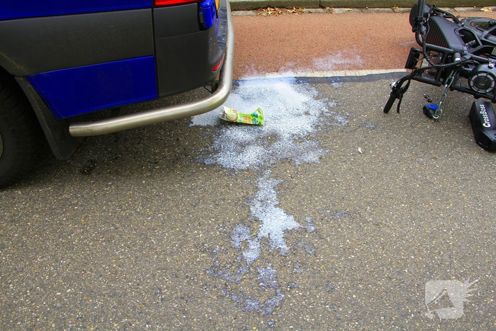 Fatbike botst op stilstaande bus
