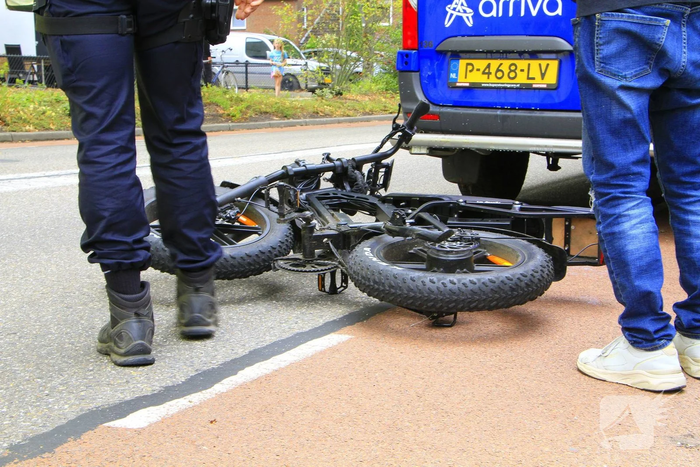 Fatbike botst op stilstaande bus