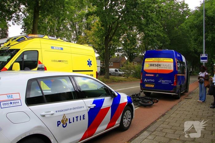 Fatbike botst op stilstaande bus