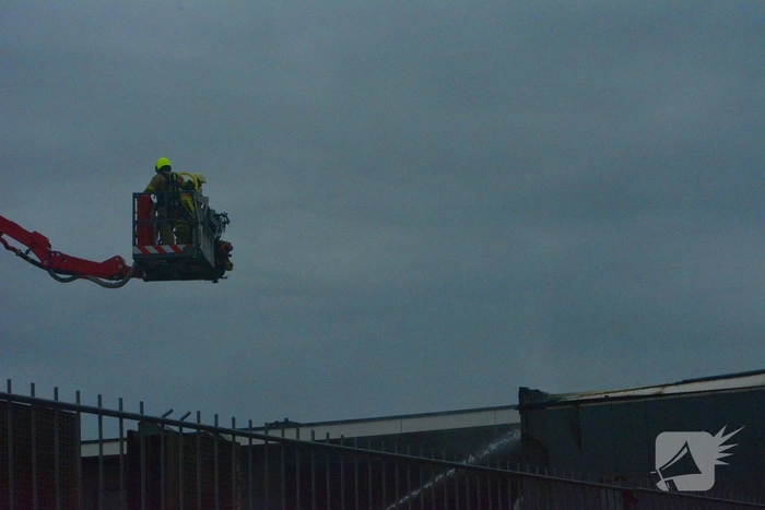 Grote brand bij bedrijf zorgt voor ontruiming