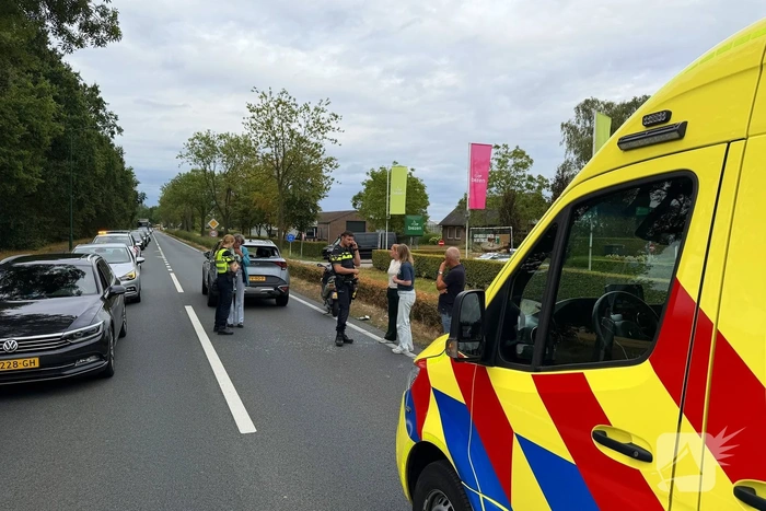 Motorscooter botst achterop personenauto
