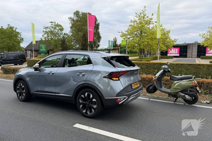 Motorscooter botst achterop personenauto