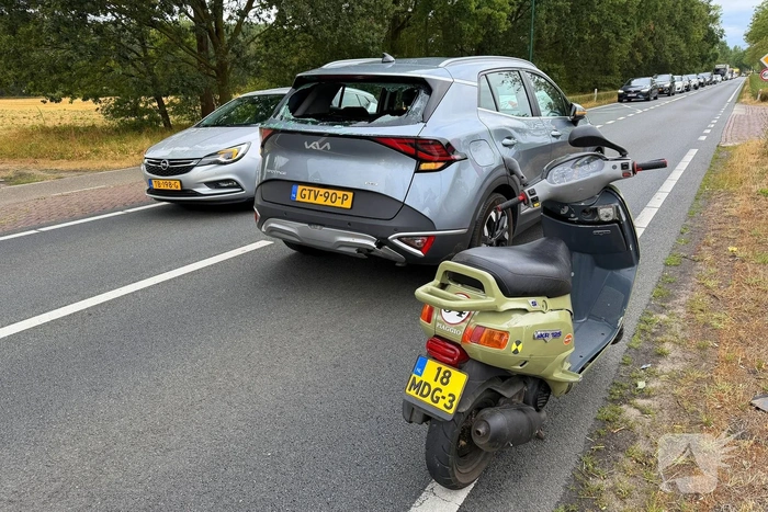 Motorscooter botst achterop personenauto