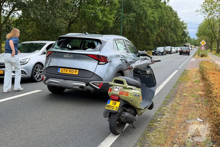 Motorscooter botst achterop personenauto
