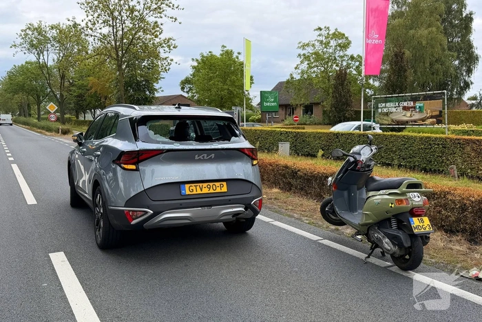 Motorscooter botst achterop personenauto