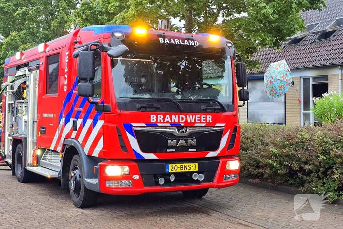Brandweer redt hond uit brandende woning