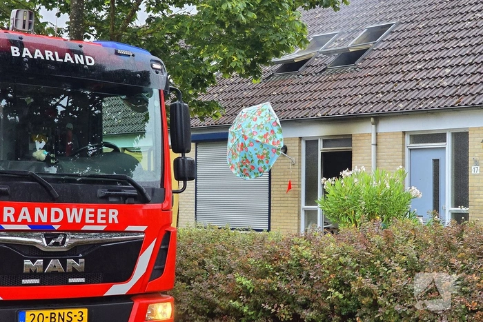 Brandweer redt hond uit brandende woning