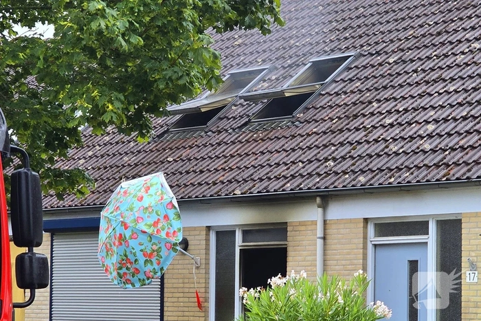 Brandweer redt hond uit brandende woning