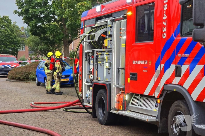 Brandweer redt hond uit brandende woning