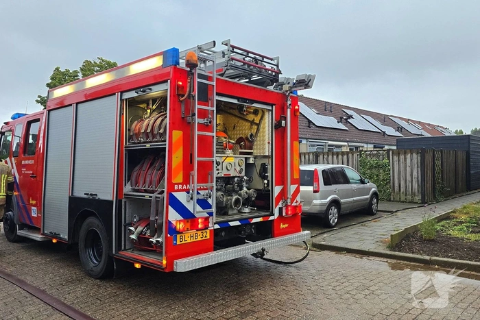 Brandweer redt hond uit brandende woning