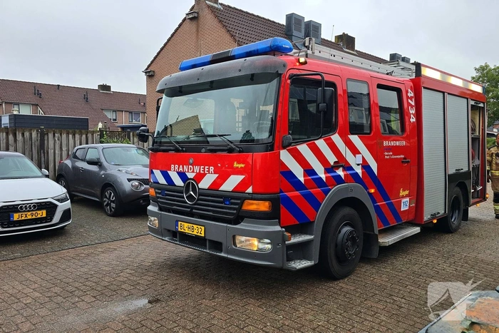 Brandweer redt hond uit brandende woning