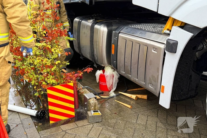 Vrachtwagen botst tegen muurtje en lekt diesel