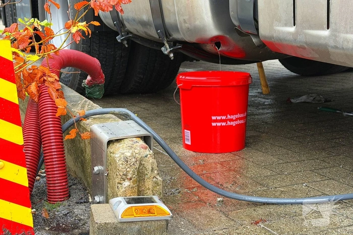 Vrachtwagen botst tegen muurtje en lekt diesel
