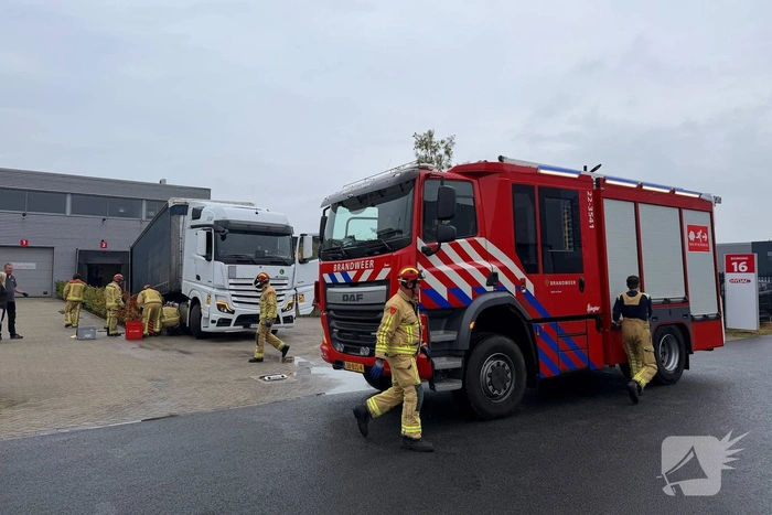 Vrachtwagen botst tegen muurtje en lekt diesel